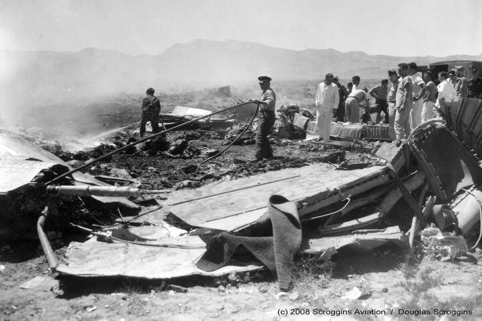 Equipos de rescate peinan los restos del vuelo 736 de United Air Lines el 21 de abril de 1958. ...