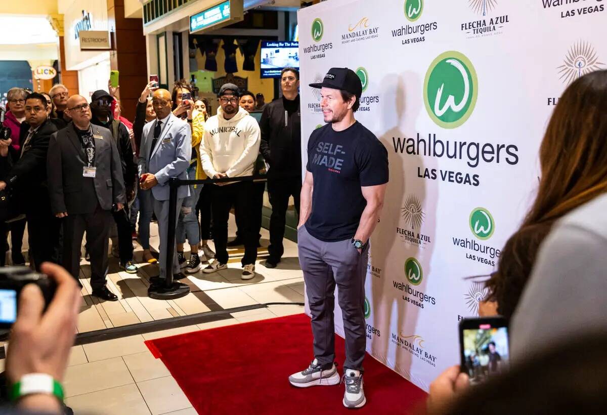Mark Wahlberg llega para la celebración de la apertura de un nuevo Wahlburgers en The Shoppes ...