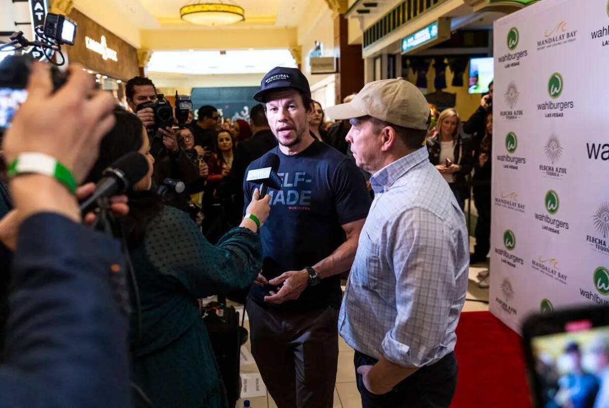 Los hermanos Mark Wahlberg, en el centro, y Paul Wahlberg, a la derecha, son entrevistados dura ...