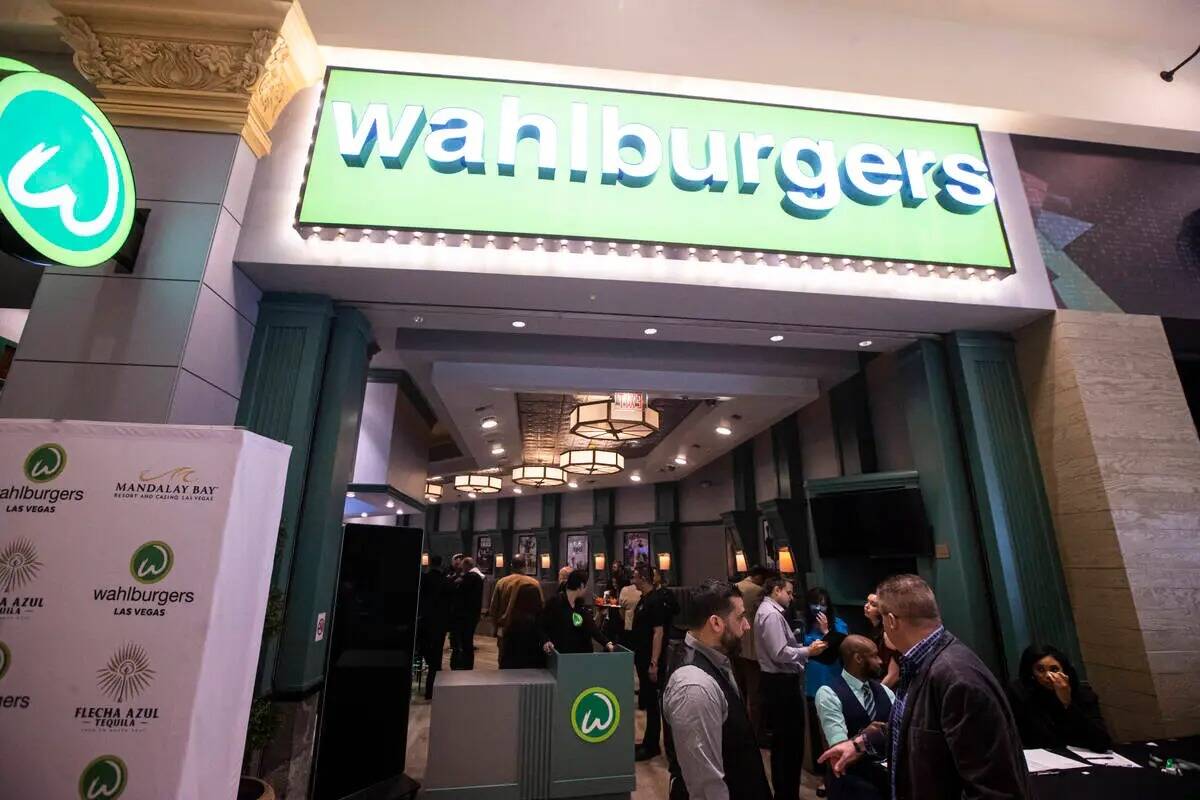 Vista exterior del nuevo Wahlburgers en The Shoppes en Mandalay Place el lunes 27 de marzo de 2 ...