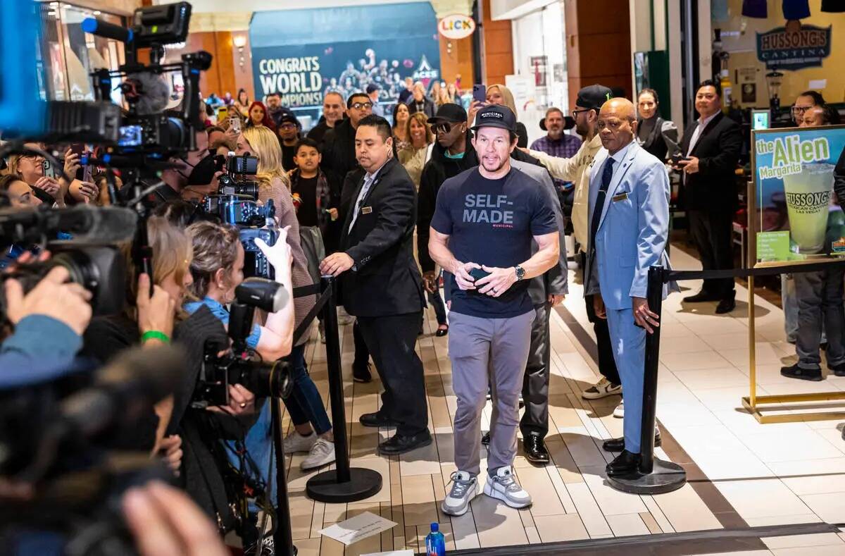 Mark Wahlberg llega para la celebración de la apertura de un nuevo Wahlburgers en The Shoppes ...