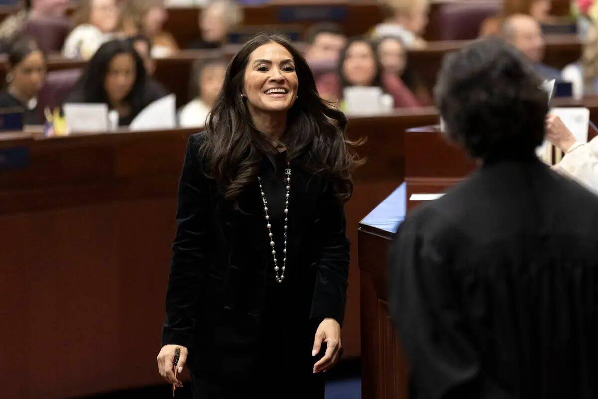La asambleísta Sandra Jauregui, demócrata por Las Vegas, saluda a la presidenta del Tribunal ...