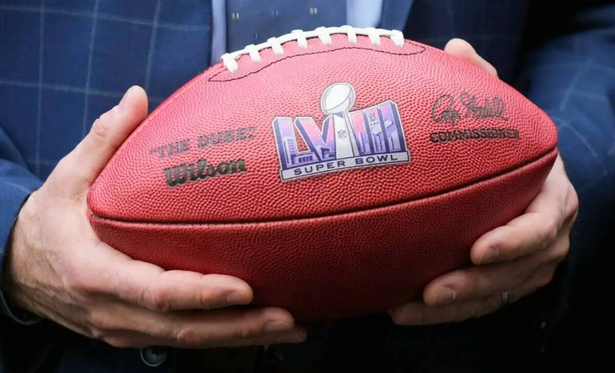 El gobernador Joe Lombardo sostiene un balón de fútbol americano de la NFL con el logotipo de ...