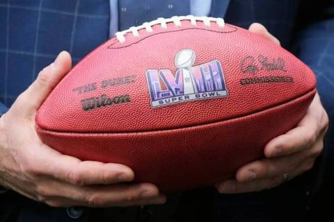 El gobernador Joe Lombardo sostiene un balón de fútbol americano de la NFL con el logotipo de ...