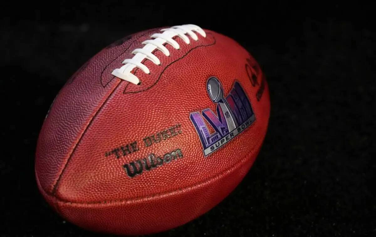 Un balón de fútbol americano con el logotipo del Super Bowl LVIII. (AP Photo/Ross D. Franklin)