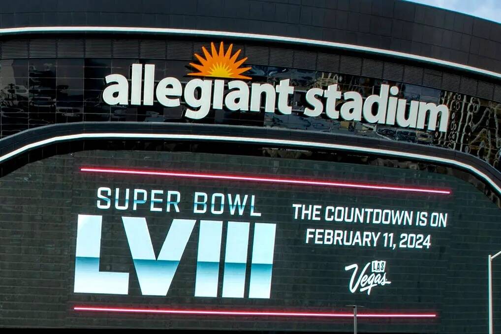Allegiant Stadium muestra un anuncio del Super Bowl LVIII. (L.E. Baskow/Las Vegas Review-Journal)