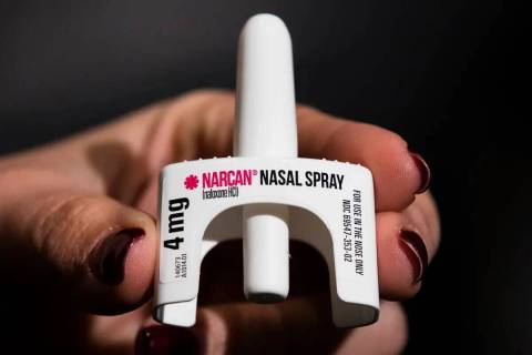 ARCHIVO - El medicamento para revertir sobredosis Narcan se muestra durante la capacitación pa ...