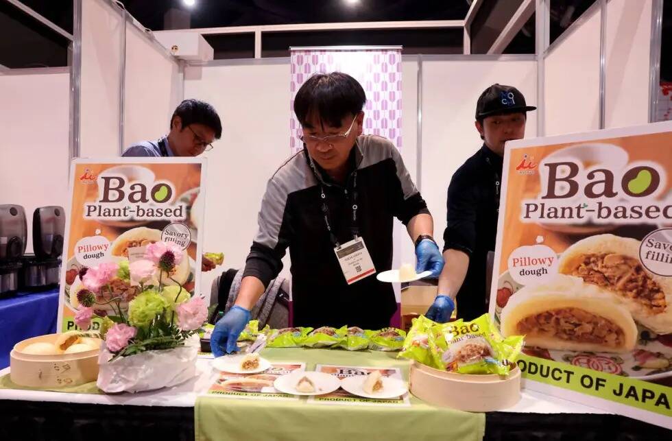 Yuichi Hirata, vicepresidente de Imuraya USA, reparte muestras de bao de origen vegetal en Bar ...