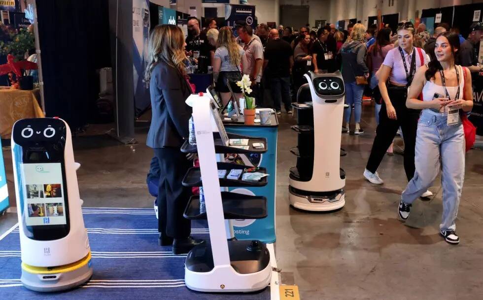 Robots repartidores de comida y bebida interactúan con los asistentes en el stand de ToDo Robo ...