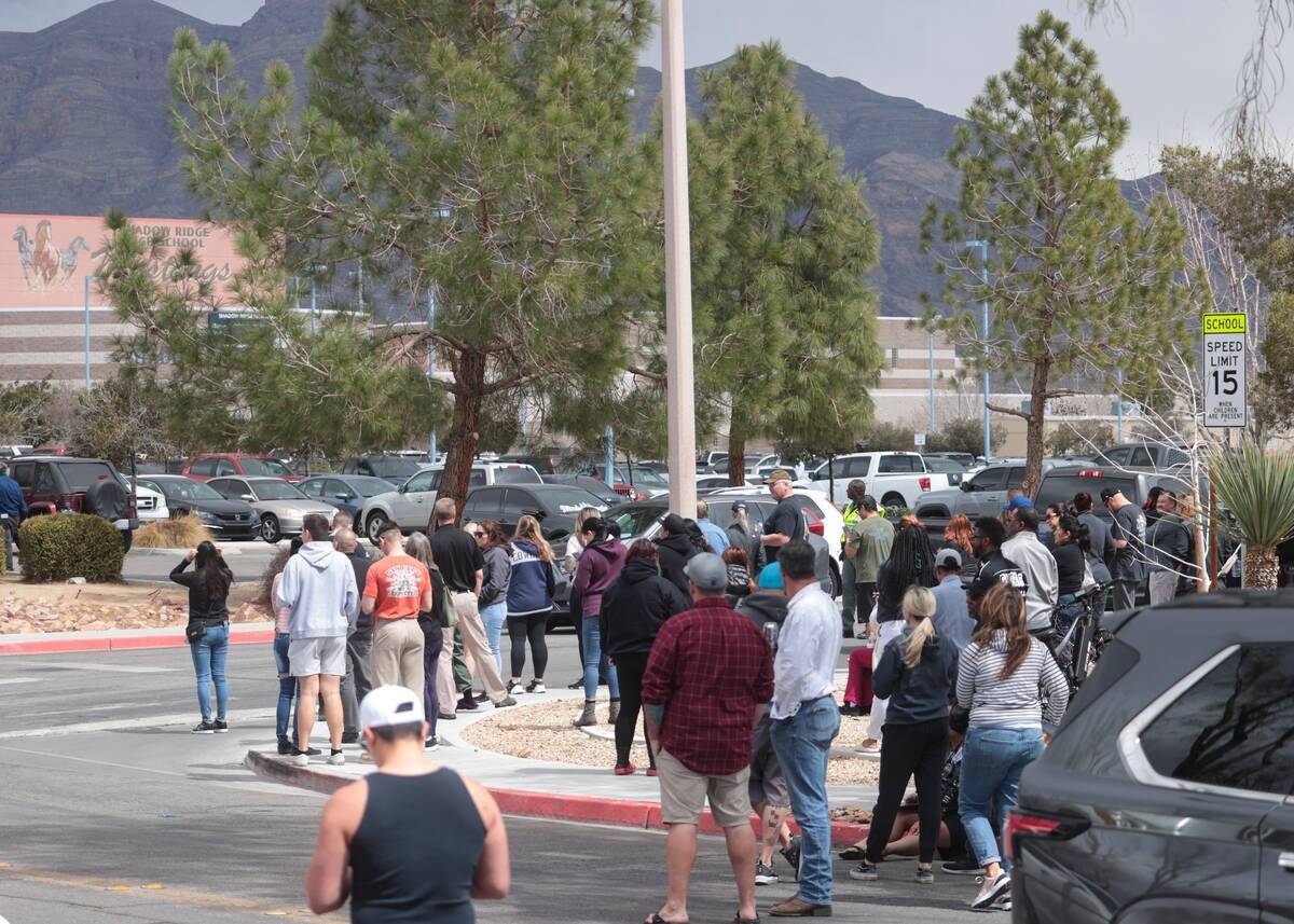 Los padres esperan fuera de Shadow Ridge High School mientras la policía de Las Vegas investig ...