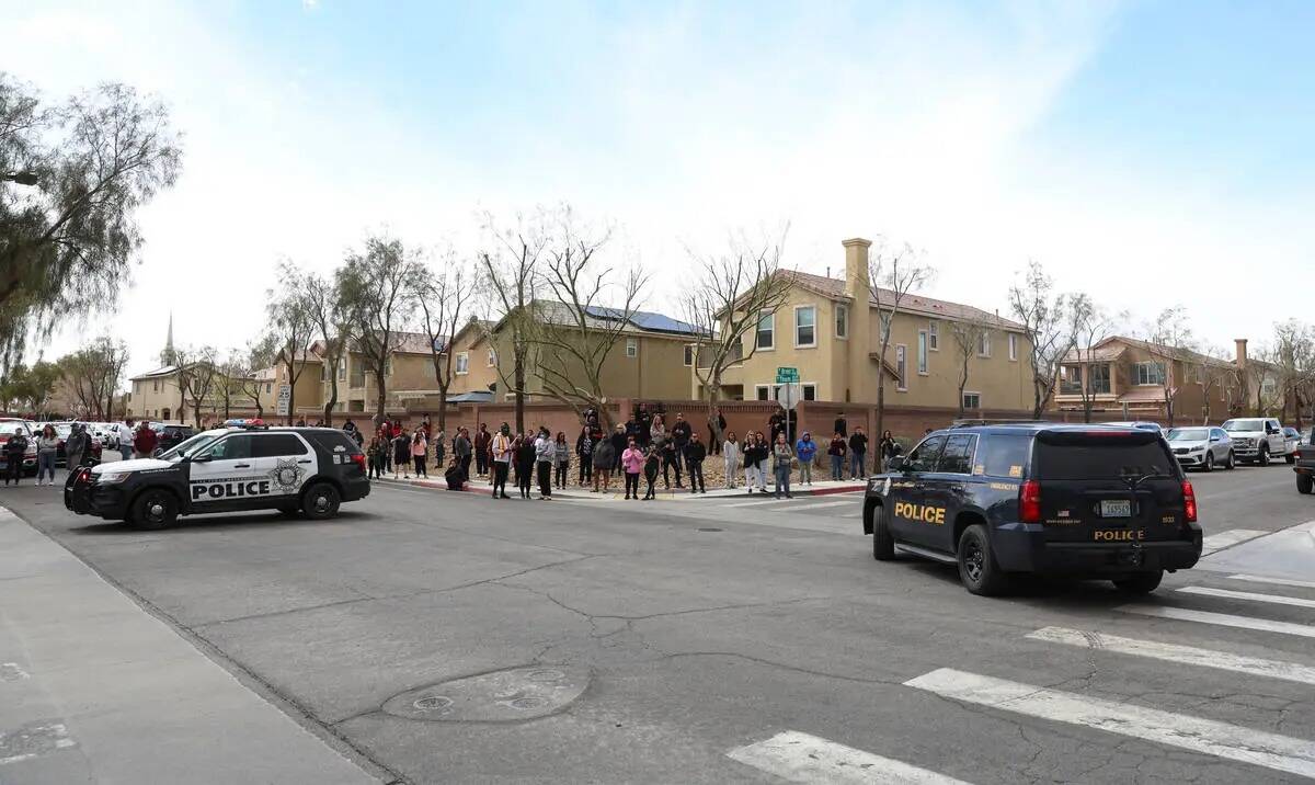 Los padres esperan fuera de Shadow Ridge High School mientras la policía de Las Vegas investig ...