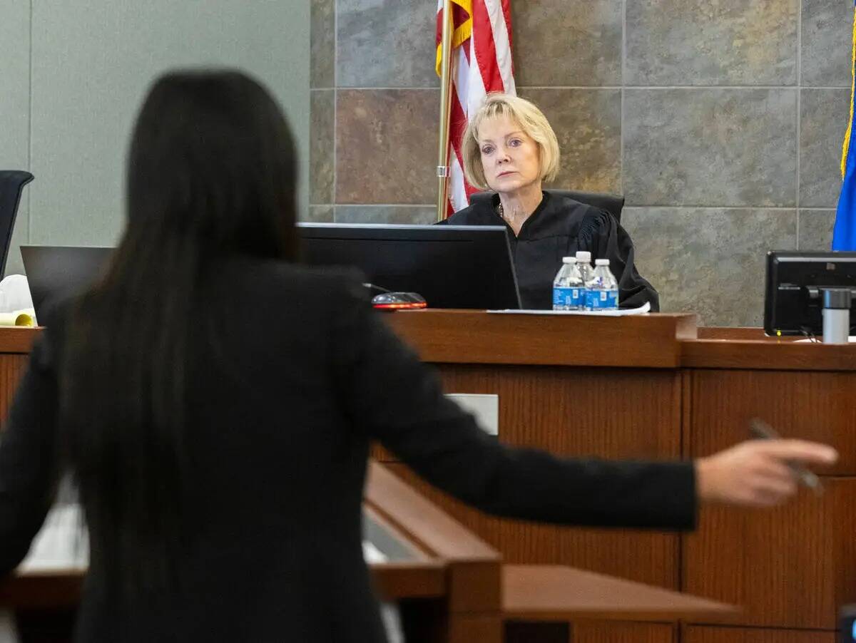 La juez Nancy Allf escucha como la abogada Liane Wakayama, que representa a Nick Carter, miembr ...