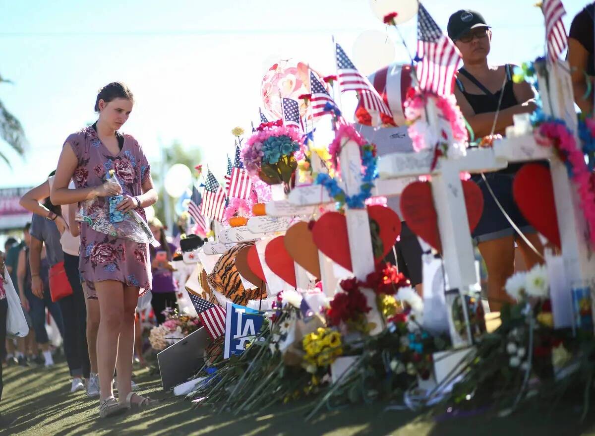 Kylie Wright, de Flagstaff, Arizona, deja rosas en un monumento improvisado cerca del letrero " ...