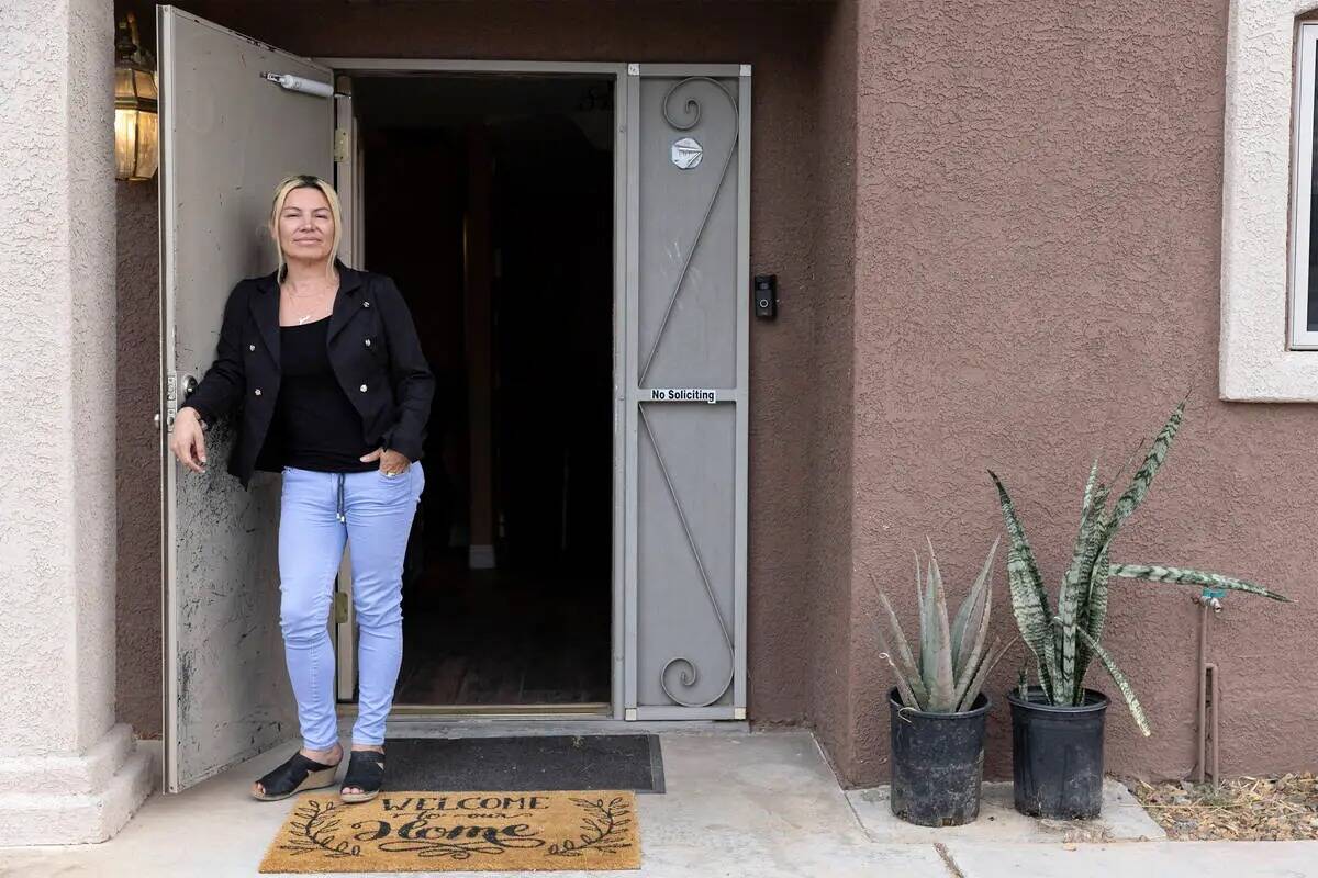 Jacqueline Flores, cofundadora de Greater Las Vegas Short-Term Rental Association, en casa de s ...