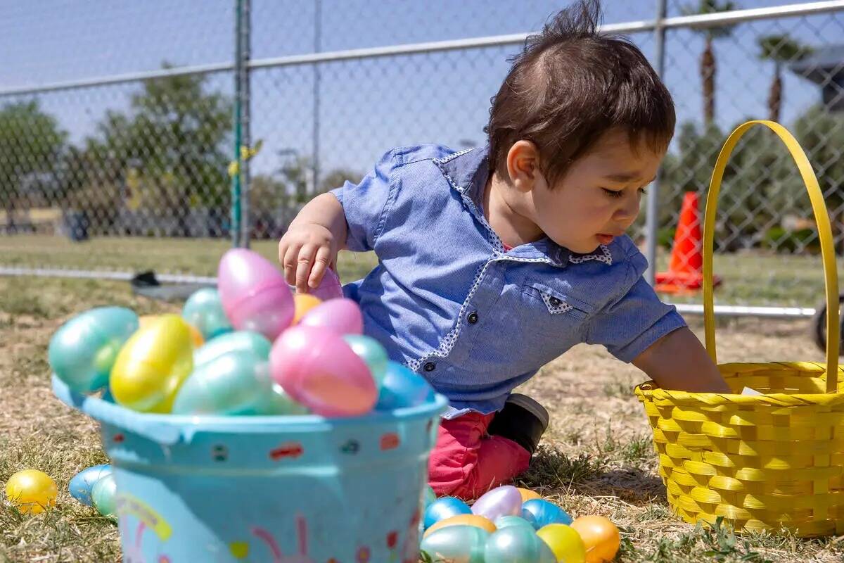 Dany Alubaidi, de un año, abre su botín durante la búsqueda de huevos de Pascua Egg-Apalooza ...
