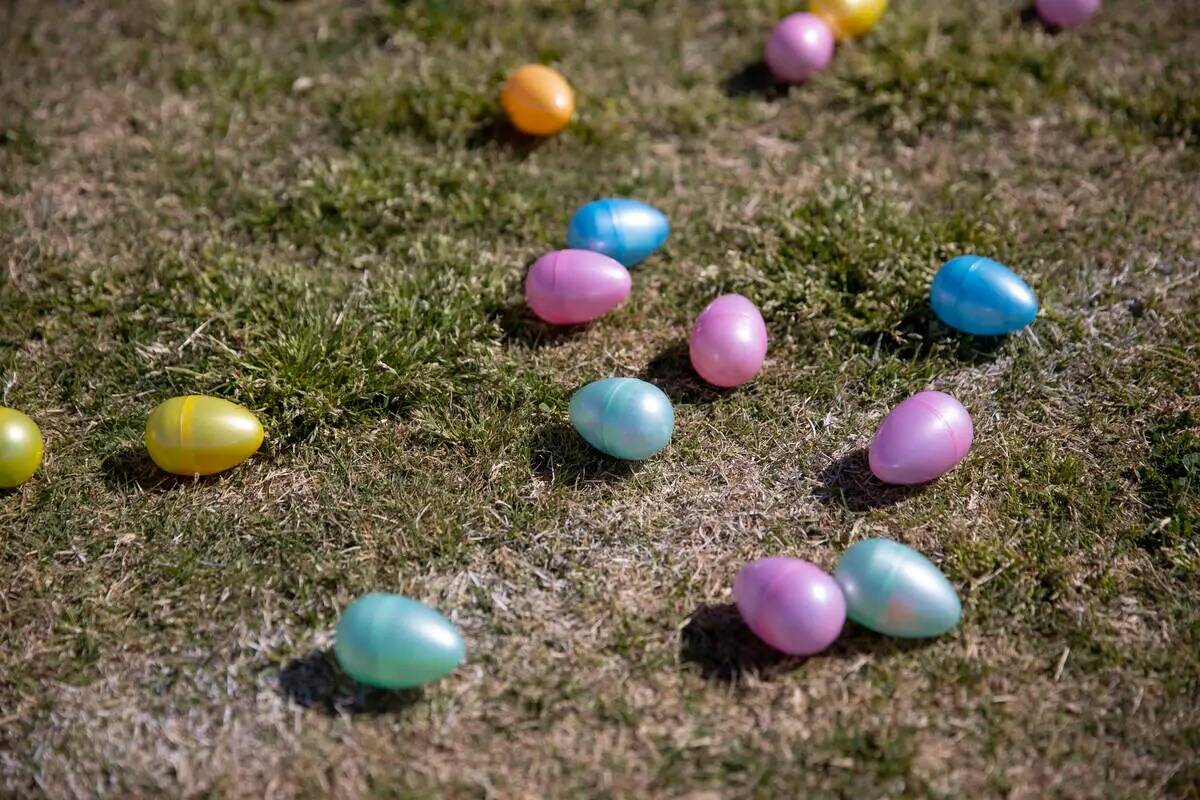 Huevos de plástico se ven durante el evento comunitario Hoppy Egg Run en el Walnut Recreation ...