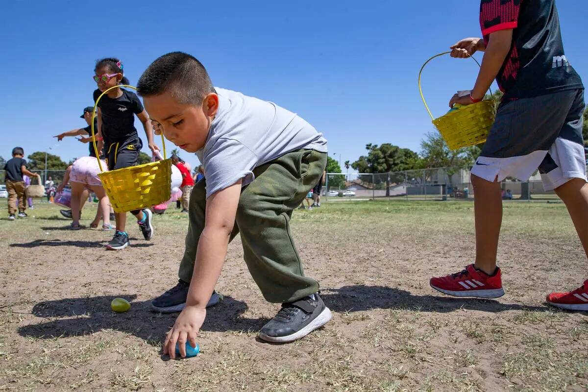 Dmitri Hernández, de siete años, toma un huevo durante la búsqueda de huevos de Pascua Egg-A ...