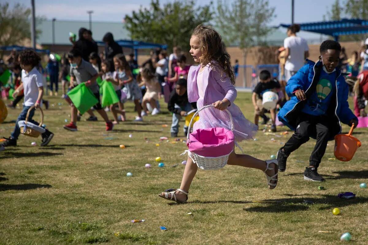 Penélope Gonzales, de seis años, participa durante el evento comunitario Hoppy Egg Run en el ...