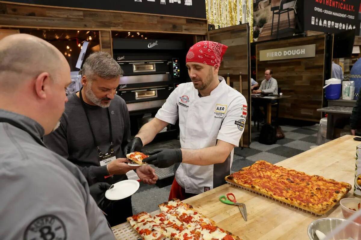 El artista de la pizza Massimiliano Saieva, de la academia ASR PizzaLab, da una muestra de pizz ...