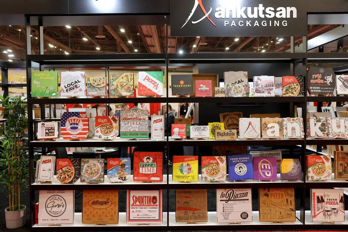 Cajas de pizza expuestas en el stand de Ankutsan Packaging en la International Pizza Expo en La ...
