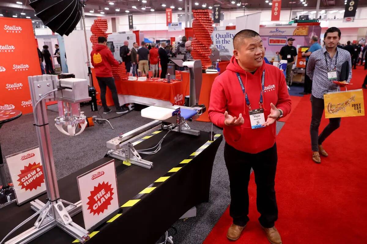 Benson Tsai, de Stellar Pizza, habla de su pizza hecha por robot en la International Pizza Expo ...