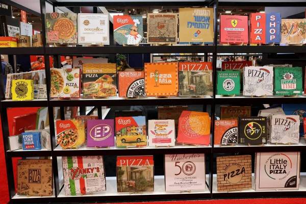 Cajas de pizza expuestas en el stand de Ankutsan Packaging en la International Pizza Expo en La ...