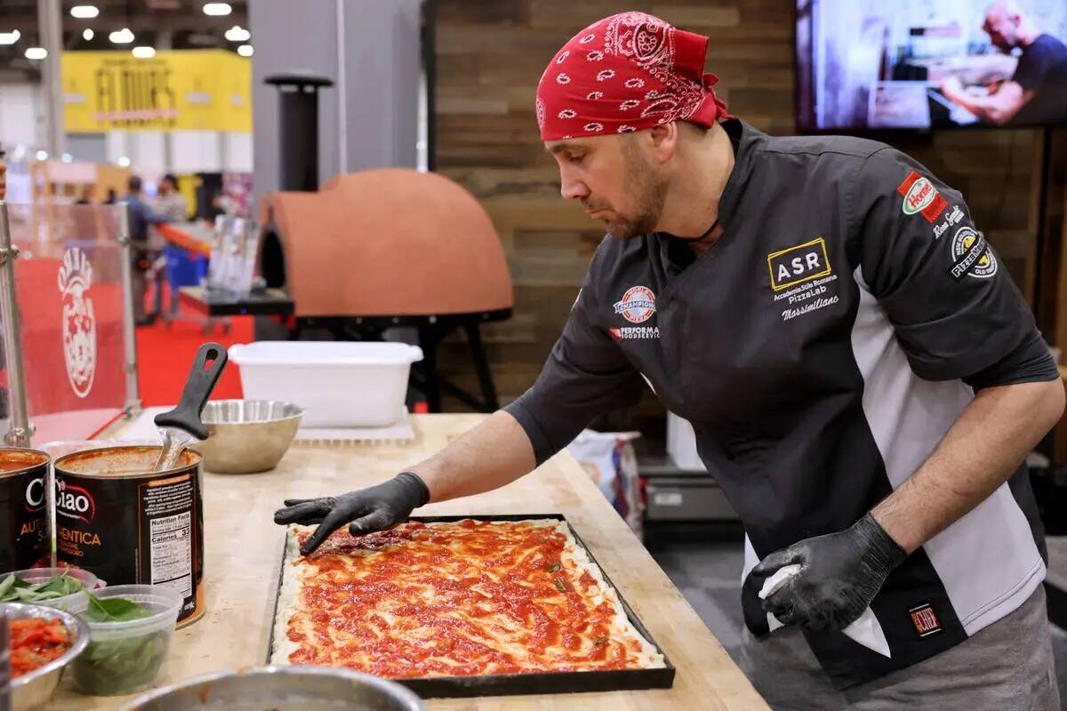El artista de la pizza Massimiliano Saieva, de la academia ASR PizzaLab, prepara una pizza para ...
