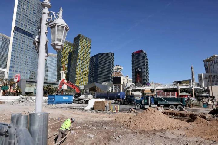 Las cuadrillas despejan los restos de los edificios en 3755 Las Vegas Blvd. South en el Strip d ...