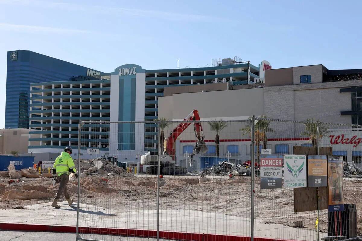 Cuadrillas limpian los restos de edificios en 3755 Las Vegas Blvd. South en el Strip de Las Veg ...