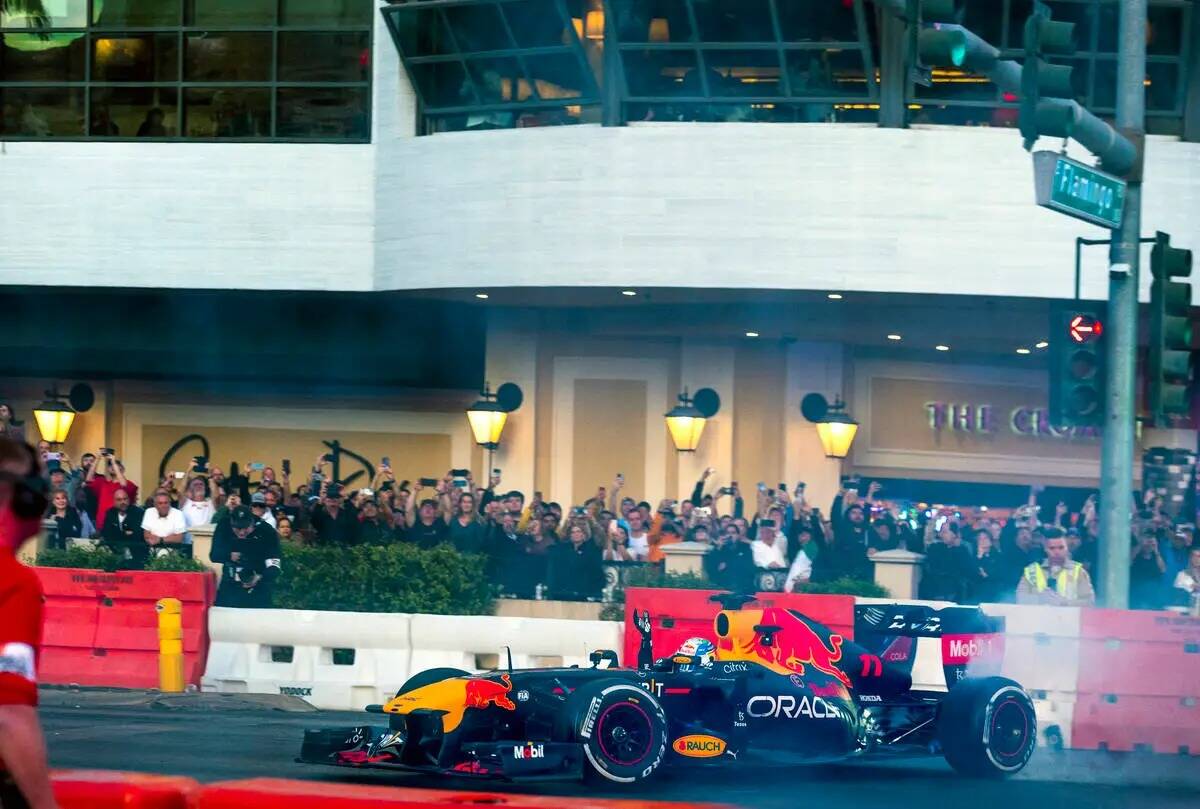 El piloto Sergio Pérez hace donas con tu auto frente al Cromwell mientras saluda a los fans qu ...