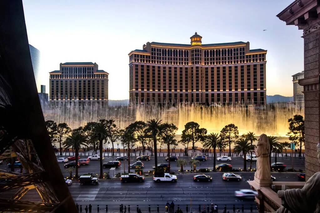 El hotel-casino Bellagio y sus famosas fuentes se ven desde Chateau Rooftop de Paris Las Vegas, ...