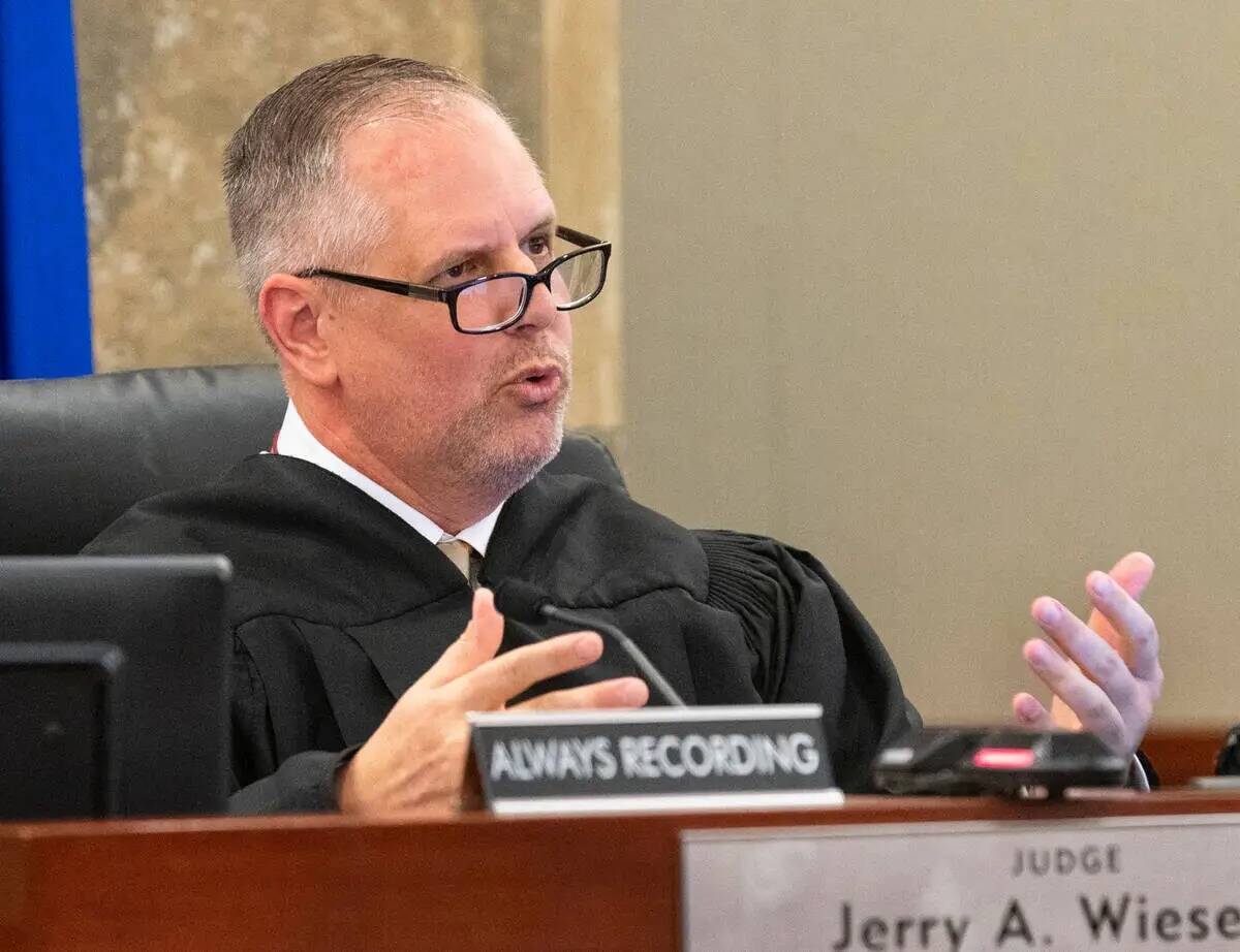 El juez de distrito Jerry Wiese preside el caso del exadministrador del Condado Clark Robert Te ...