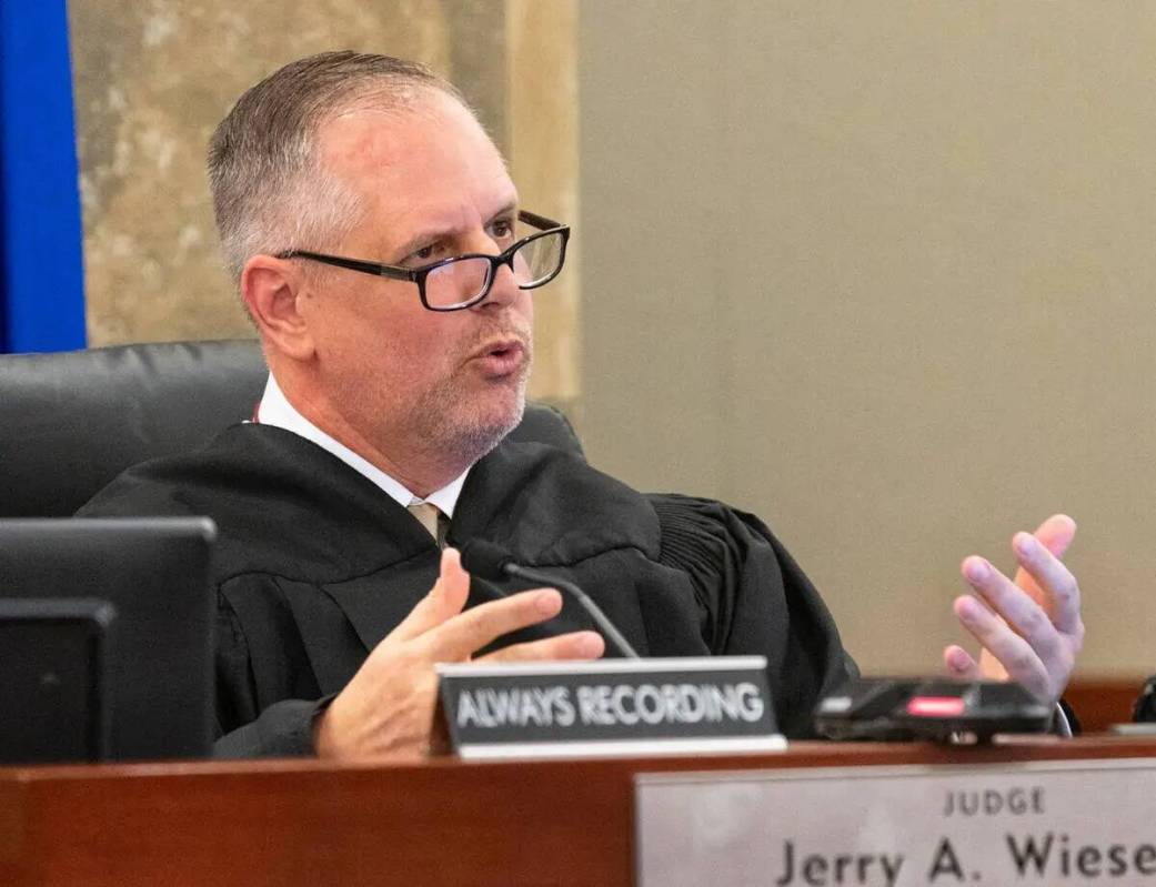 El juez de distrito Jerry Wiese preside el caso del exadministrador del Condado Clark Robert Te ...