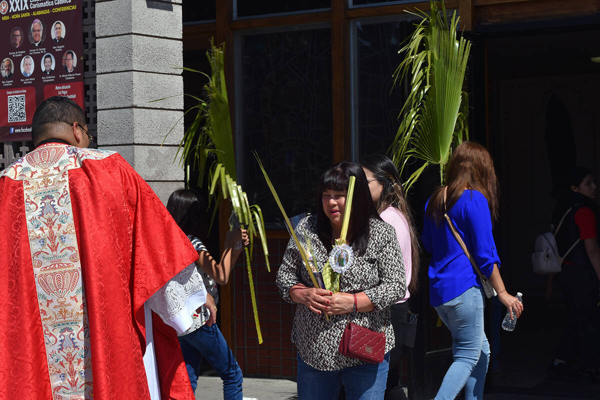 Con la misa del Domingo de Ramos dieron inicio a la Semana Santa. En la foto, algunas personas ...