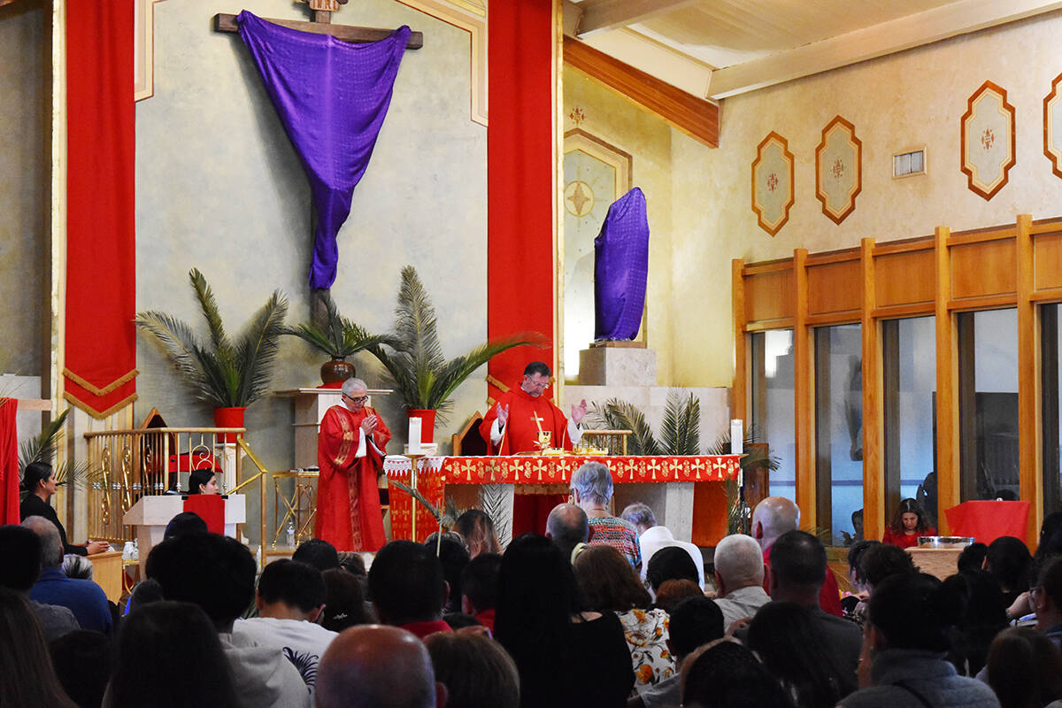 Los elementos religiosos en el altar de la parroquia fueron cubiertos con un manto, a la espera ...