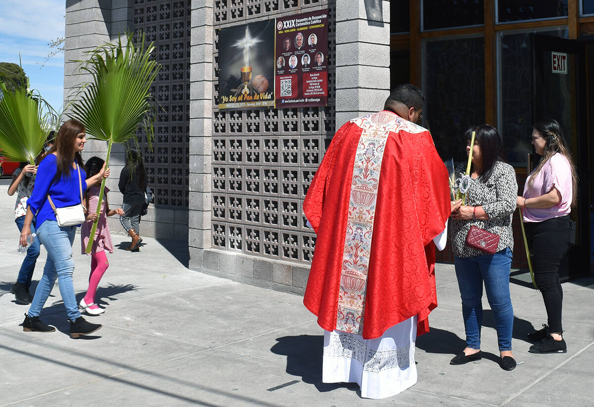 Con la misa del Domingo de Ramos dieron inicio a la Semana Santa. En la foto, algunas personas ...