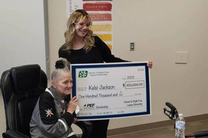 Kelsi Jackson, a la derecha, y su abuela Mary Ann Ratay sostienen el cheque de celebración de ...