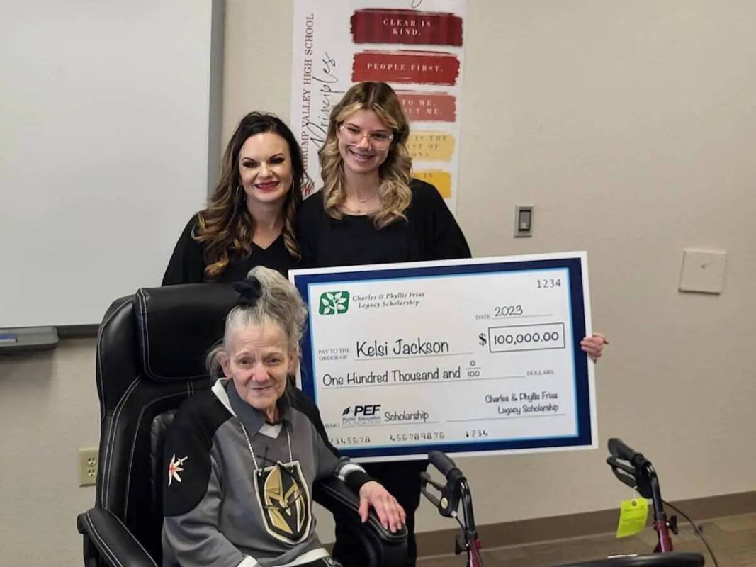 Kelsi Jackson, a la derecha, sostiene el cheque de celebración con la directora de Pahrump Val ...