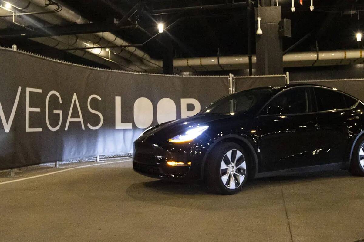 Un Tesla de Vegas Loop sale de la estación de pasajeros del túnel de Boring en Resorts World ...