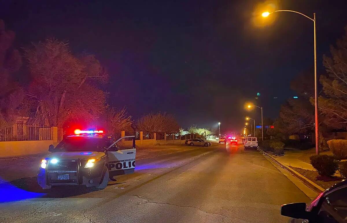 La policía de Las Vegas investigaba un homicidio en la cuadra 600 de East Hammer Lane el sába ...