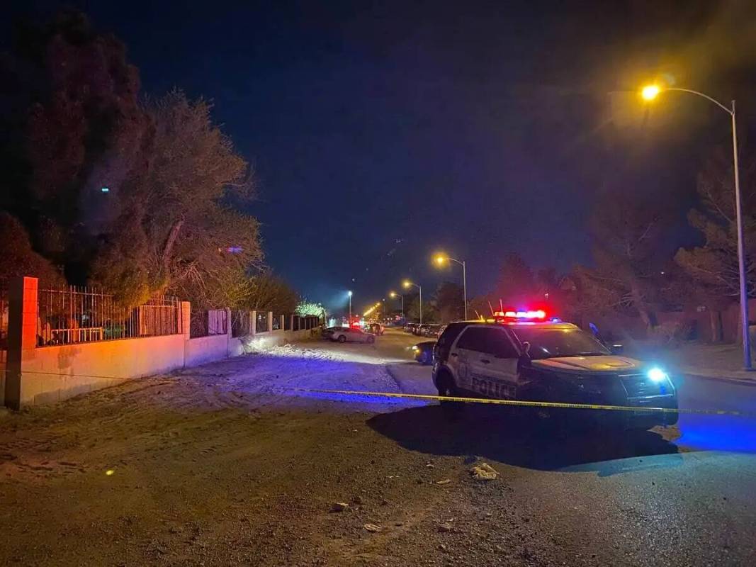 La policía de Las Vegas investigaba un homicidio en la cuadra 600 de East Hammer Lane el sába ...