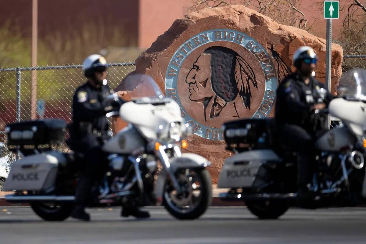 La policía investiga un tiroteo en Western High School en Las Vegas, martes, 29 de marzo de 20 ...