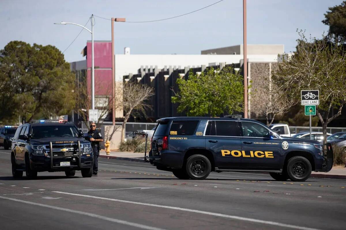 La policía investiga un tiroteo en Western High School en Las Vegas, martes, 29 de marzo de 20 ...