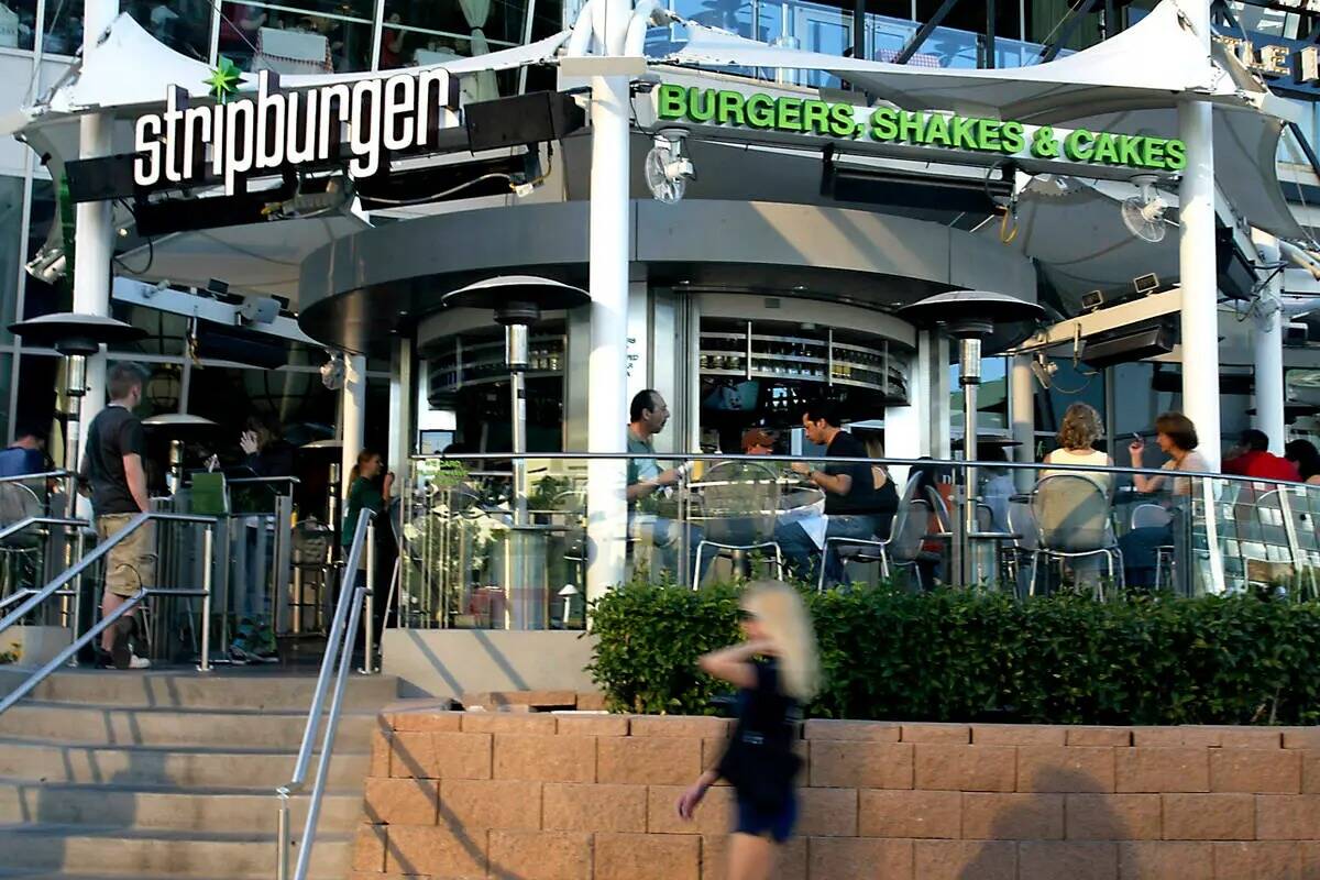 El restaurante al aire libre Stripburger en el centro comercial Fashion Show en el Strip de Las ...