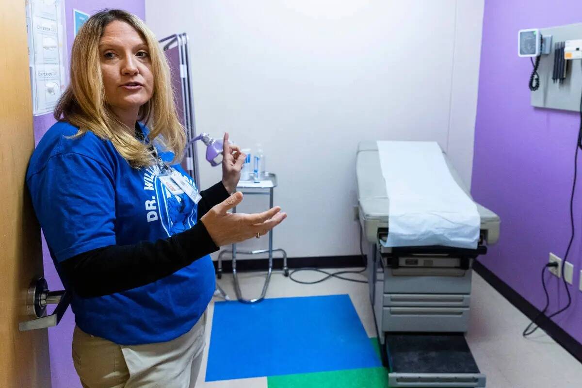 Pamela Girgis, una enfermera practicante, dirige una visita a una clínica gratuita dentro de B ...