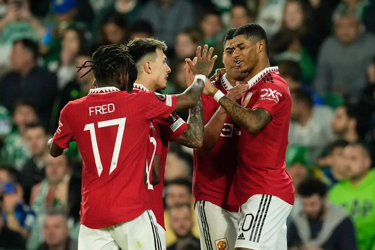 Marcus Rashford, a la derecha, del Manchester United, celebra tras anotar el primer gol de su e ...