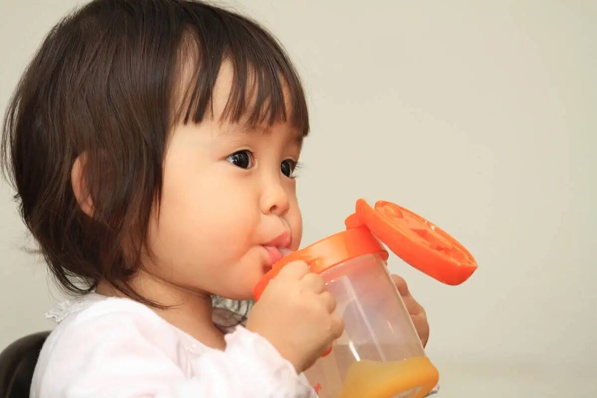 American Academy of Pediatrics recomienda que le dés un vaso a tu hijo cuando empiece a comer ...