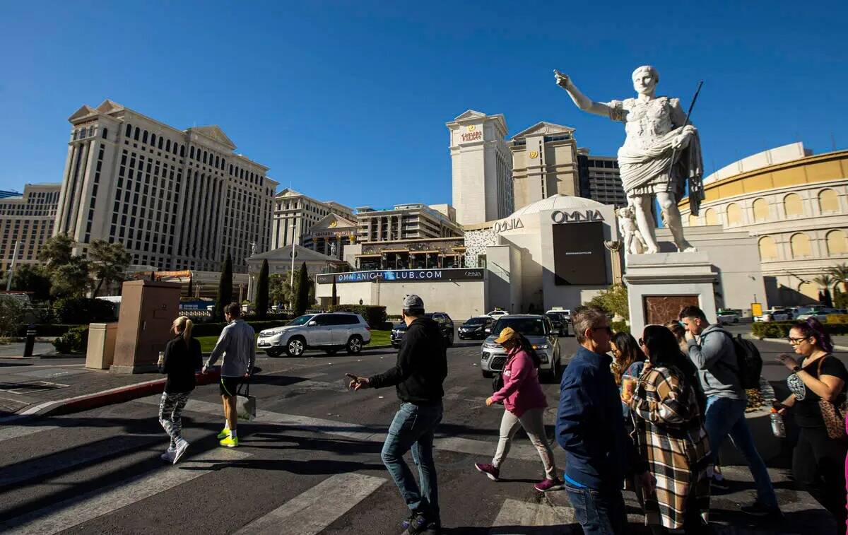 Peatones caminan por el Strip frente al Caesars Palace el 26 de enero de 2023, en Las Vegas. (C ...