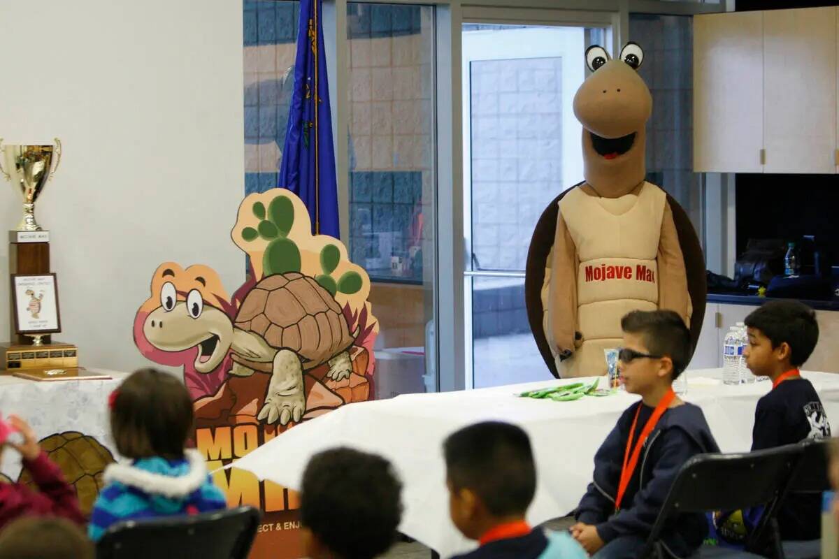 Alumnos de Quest Academy participan durante un evento para celebrar la ganadora del concurso Mo ...