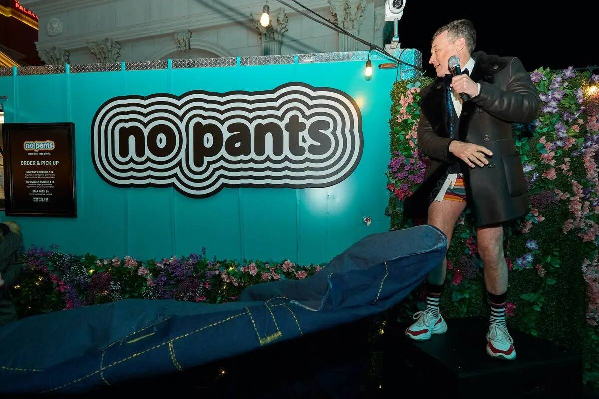 El fundador de Spiegelworld, Ross Mollison, aparece durante la fiesta No Pants Party durante el ...